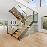 Treppengeländer aus Holz und Glas